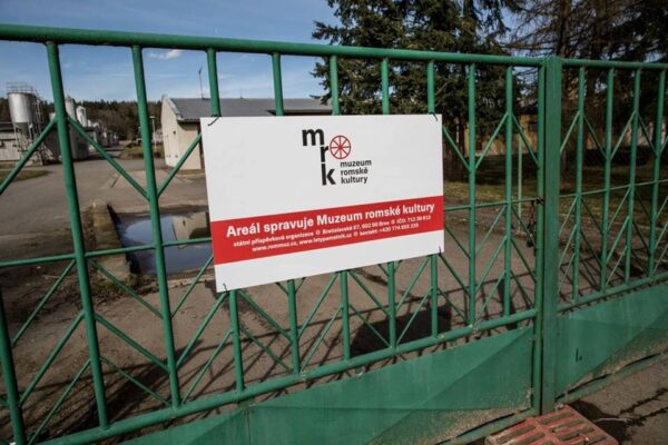 Budování památníku na místě býv. koncentračního tábora v Letech