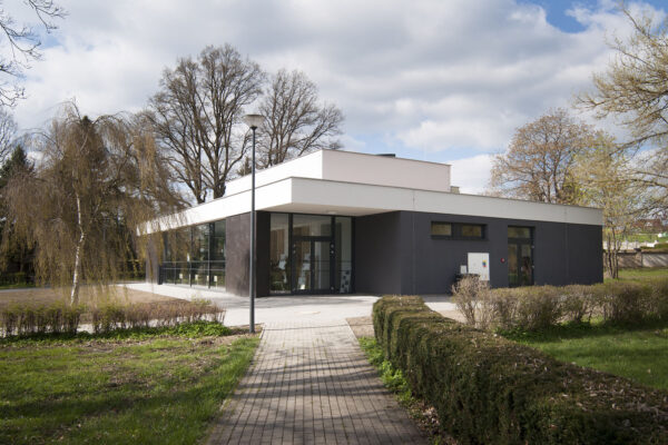 Stavbami Plzeňského kraje jsou kino v Plané a soubor bytů v Plzni