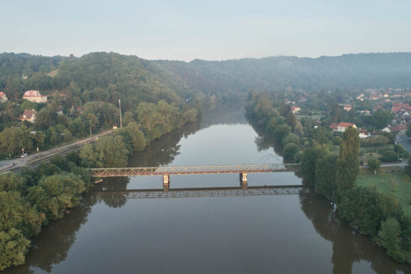Architektonická soutěž: Břehy řeky Berounky v Třebani spojí nová lávka