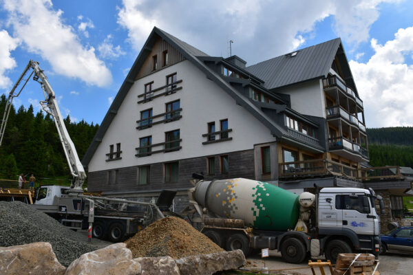 Dodávky betonu na hřebeny Krkonoš