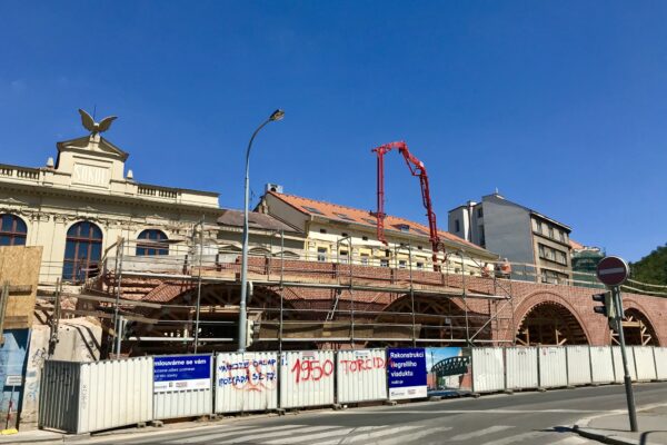 Oprava Negrelliho viaduktu se zdrží