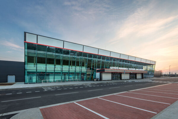 Stovky kufrů projedou po dlaždicích RAKO na novém terminálu pardubického letiště