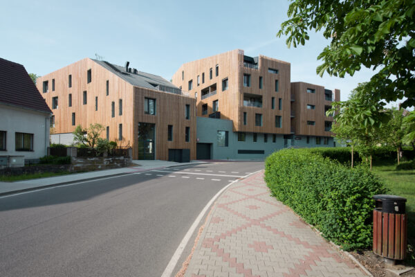 Stavbou roku Libereckého kraje je bytový dům u Máchova jezera