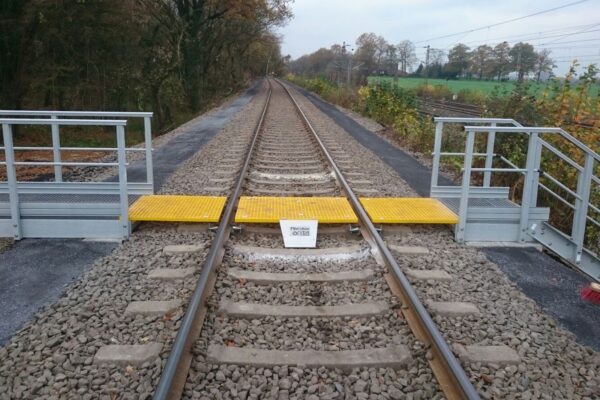 Kompozitní překrytí železničních mostů pro snížení hlučnosti