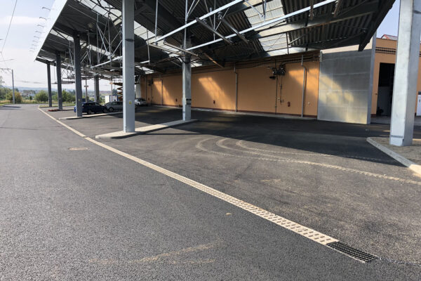 Přes žlaby MEA DM 2000 jezdí v Českých Budějovicích trolejbusy