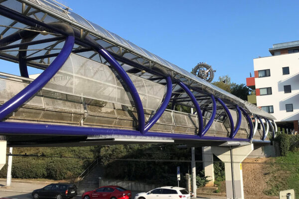 Protidotykové izolační zábrany z kompozitních materiálů na trolejbusové trati