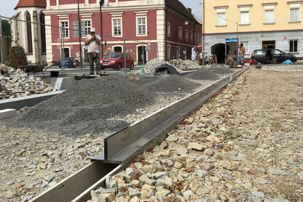 Štěrbinové odvodnění náměstí v Soběslavi