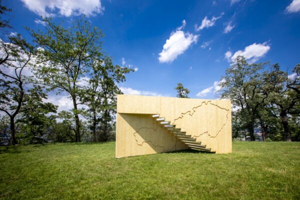 Protestní stupínek je jednou z instalací LANDSCAPE