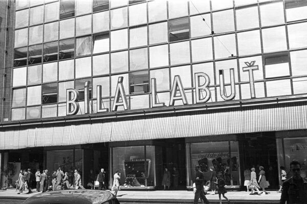 Před 80 lety byla otevřena Bílá labuť