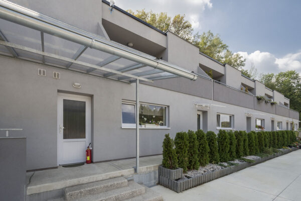 Bytové domy na svazích Bělé pod Bezdězem