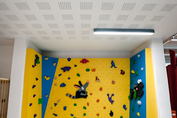 Děrované desky Knauf Cleaneo řeší akustiku každého prostoru