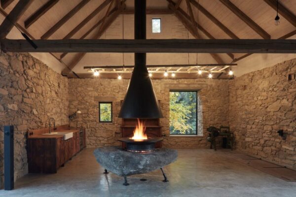 Dva domy, srnky a stromy