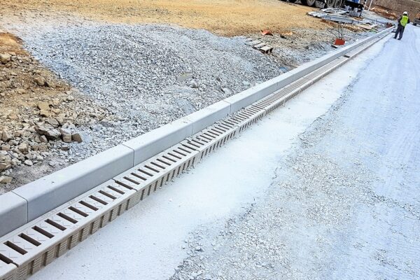 Monolitické žlaby MEA DM1500 odvodňují plochy s vysokou zátěží areálu v Plzeňském kraji