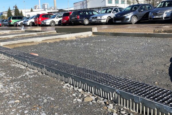 Parkoviště před areálem Madeta odvodňují žlaby MEARIN