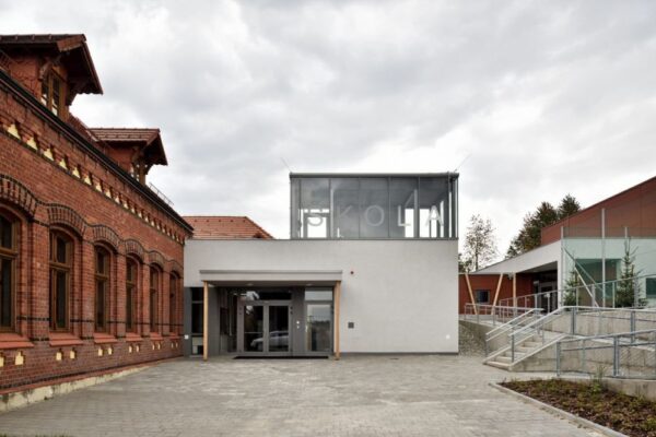 Ostravskou stavbou roku je přístavba tělocvičny v Petřkovicích