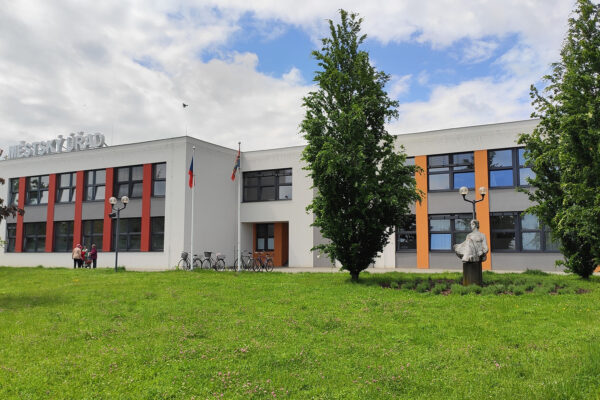 Radnici ve Studénce zdobí nová fasáda s dlouhovousou omítkou ActivCem