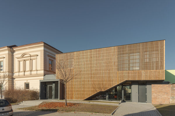 Stavbami Plzeňského kraje jsou družina a park v Plzni a nová trať