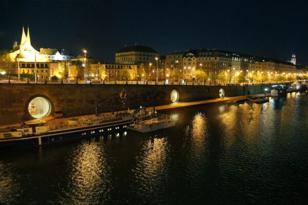 Praha instalovala do vchodu kobky v Podskalí sklo vážící 1,6 tuny