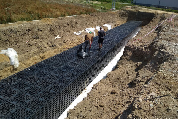 V novém obchodní centru se komplexně čistí a zasakuje dešťová voda