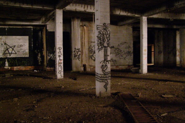 Střecha podzemí Stalinova pomníku se může zřítit