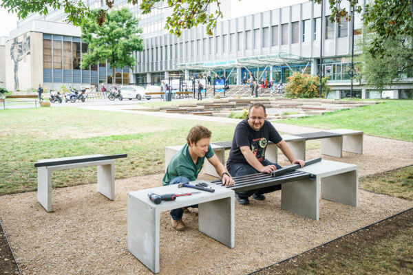 Nová betonová lavička z Fakulty stavební ČVUT