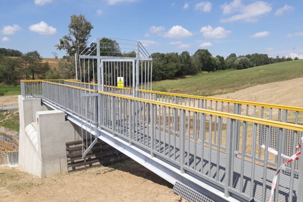Retenční suchá nádrž v povodí Odry s kompozitním zábradlím