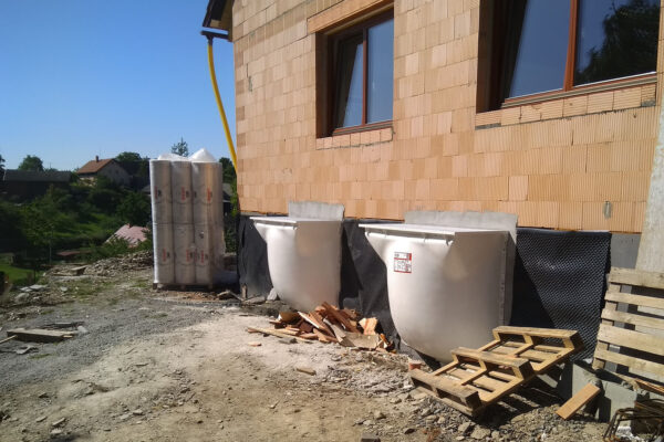 Sklepy rodinného domu prosvětlují anglické dvorky