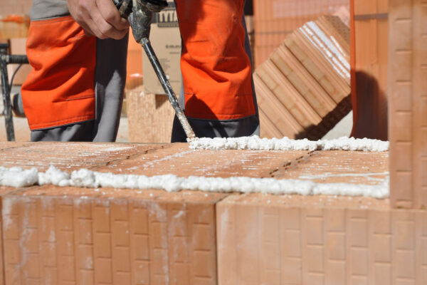 Zimní malty a zdicí pěna HELUZ prodlužují stavební sezonu