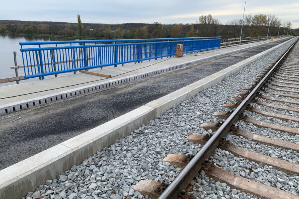 Most ve Štětí odvodněn obrubníkovým systémem MEA DECK