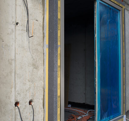 Okno v prostoru tepelné izolace