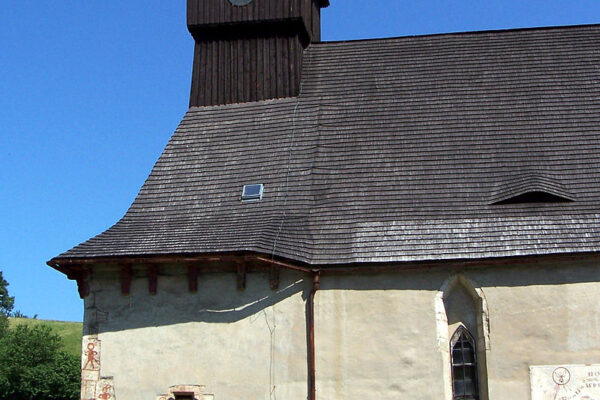 Střecha kostela v Klášterci se opravuje historickými technikami