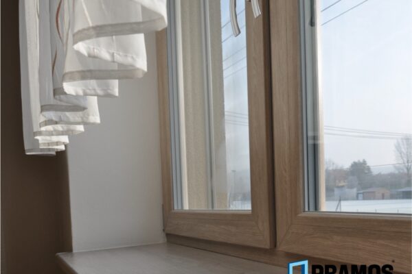 Výrobce plastových oken Pramos představuje nový dekor Scheffield Oak Light
