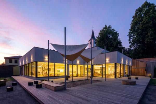 Školka a škola v Nekoři