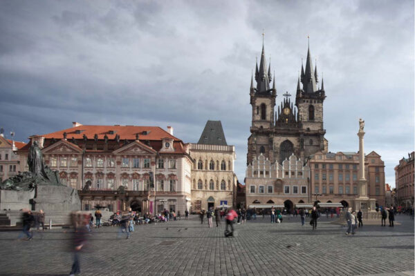 Odpůrci Mariánského sloupu v Praze chtějí odložit stavbu