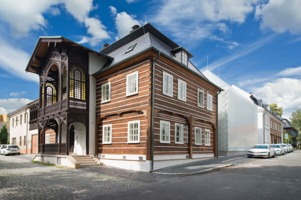 Okna Solara na historické budově Lasvit