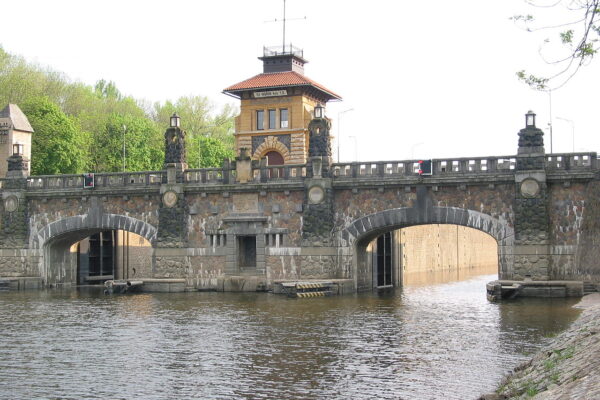 Nový zdvižný most nad plavebním kanálem v Hoříně