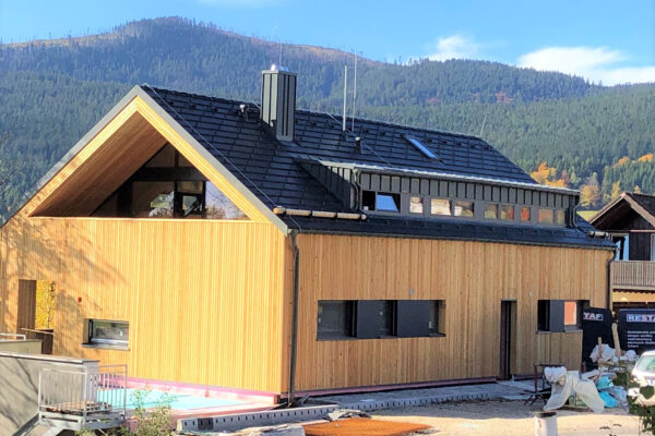 Obrubníkové odvodnění malého parkoviště u šumavského domu