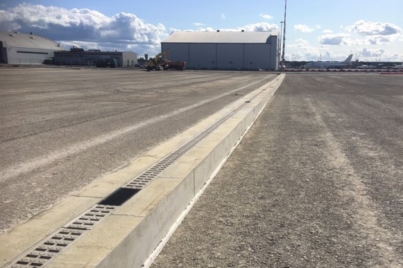 Letiště Riga odvodňuje se žlaby MEA pro zatížení až F900 kN