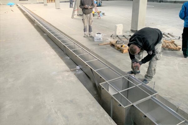 Stáčírna nápojů Bonny odvodněna v nerezu