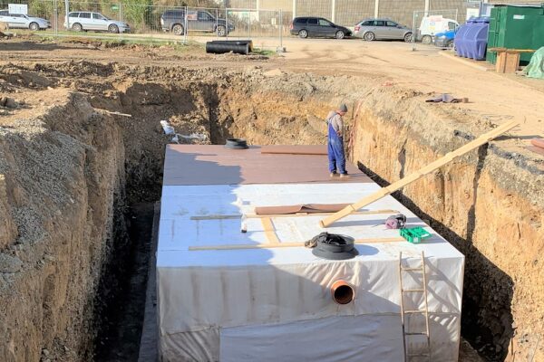 Autosalon zachycuje dešťovou vodu do retenční nádrže s regulovaným průtokem a ORL