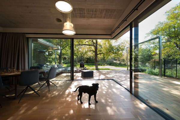 Rodinný dům s proskleným rohem