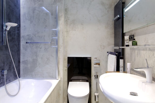 Dát do nové koupelny dlažbu nebo stěrku?