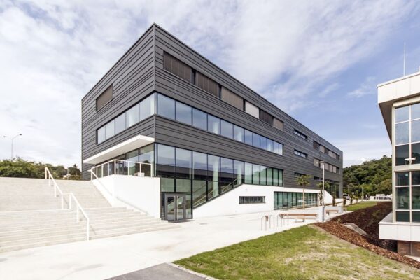 UK v Troji otevřela nový výukový pavilon IMPAKT