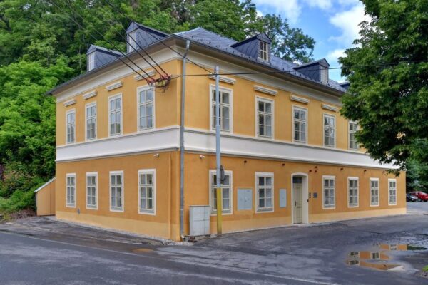 V Kyselce pokračuje obnova lázní i bývalé Mattoniho expedice, hotel Praha je již opraven