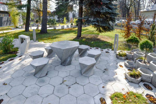 Čisté linie betonového nábytku