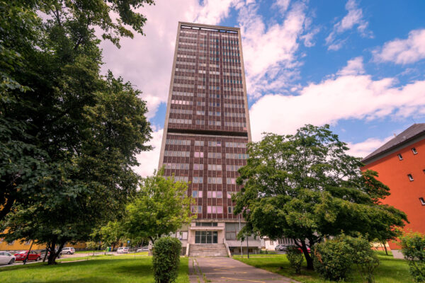 Rekonstrukce mrakodrapu v Ostrčilově ulici v Ostravě