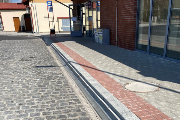 Autobusový terminál se brání kalužím monolitickými žlaby