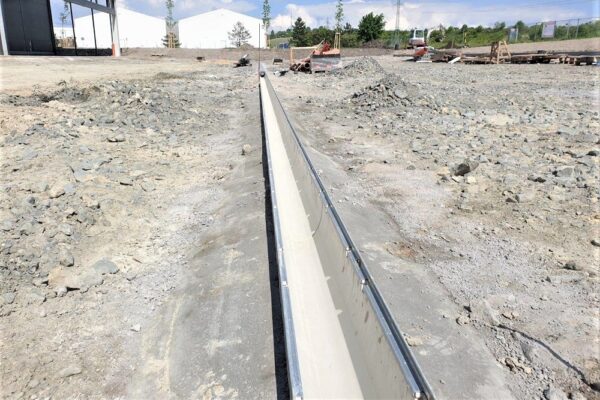 Skladový areál John Deere odvodněn vysokopevnostními žlaby z SMC kompozitu