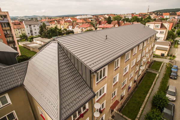 Když nová střecha promění “bytovku” v osobité bydlení