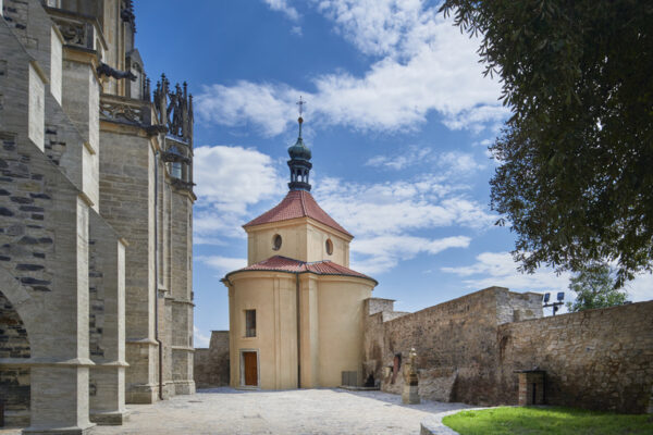 Opravený areál kostela sv. Bartoloměje v Kolíně